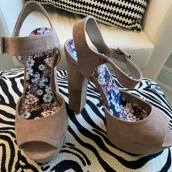 High Heel Sandals 👡 - Picture 6 of 7